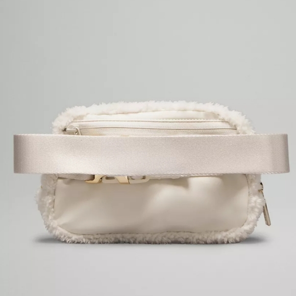 lululemon athletica Everywhere Belt Bag 1LFleece - Picture 2 of 6